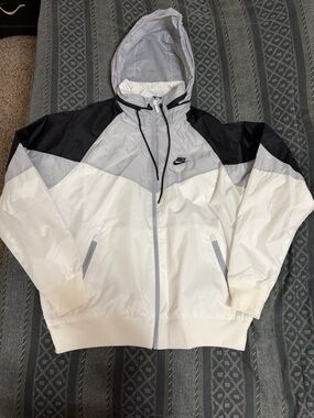 Nike Loose Fit Hooded Windbreaker in White & Light Gray